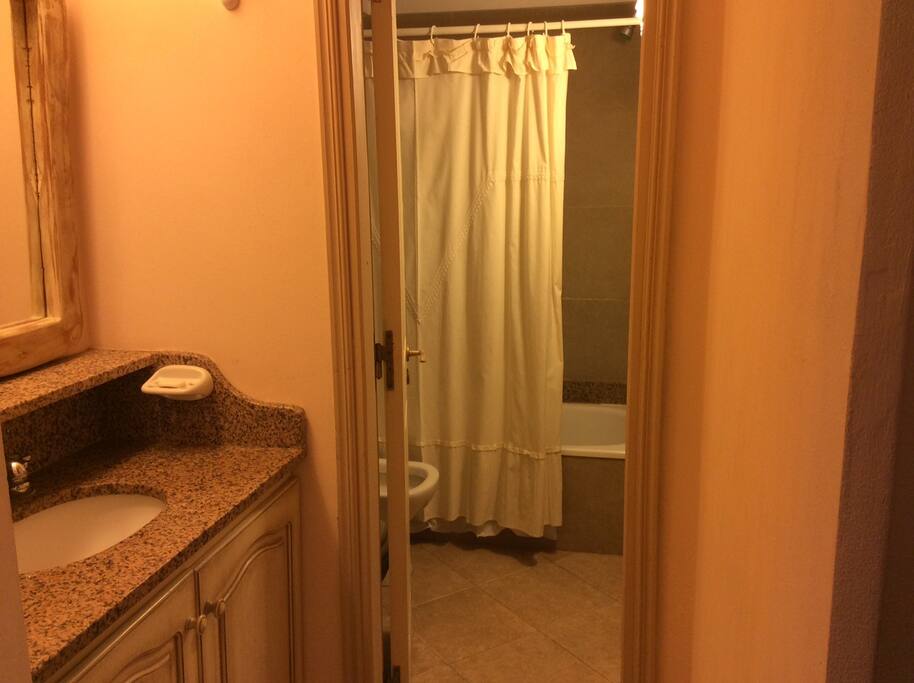 Baño con bañera, compartimentado
