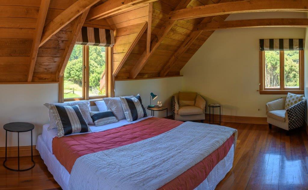 Dormitorio grande con cama tamaño king, un colchón de látex de lujo y ropa de cama de primera calidad. También ofrece espacios para sentarse y escribir con hermosas vistas al jardín que está bañado por el sol de la mañana.