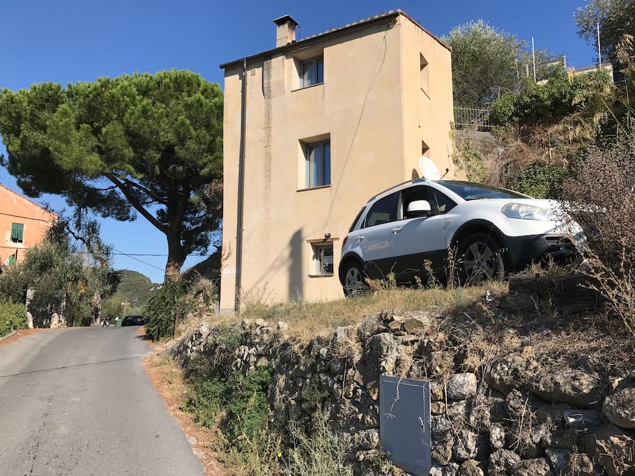 Arrivo alla torretta da via don Mario Scarrone