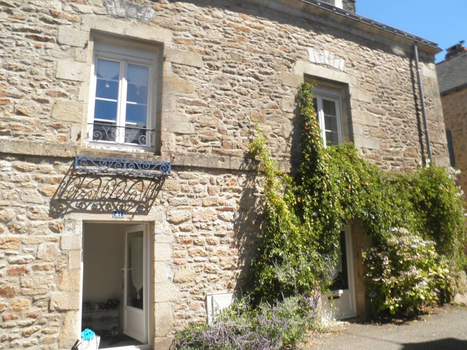 La Façade et l'entrée (porte ouverte)