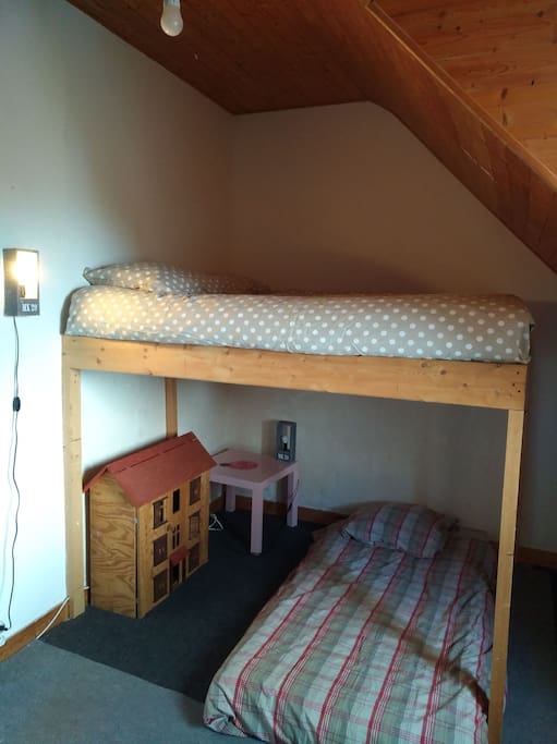 chambre 2: 1 lit double en mezzanine et un matelas au sol
