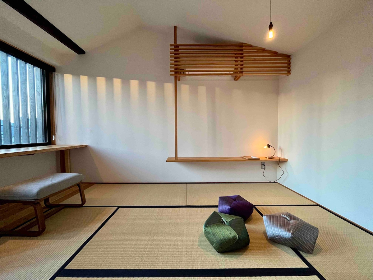 Chambre ouest. 
Les coussins en soie sont fabriqués à Kyoto par Takaoka, une boutique traditionnelle spécialisée dans le futon et le za-buton. 
Il y a aussi un tapis de yoga si vous avez besoin, dites-le-nous. 