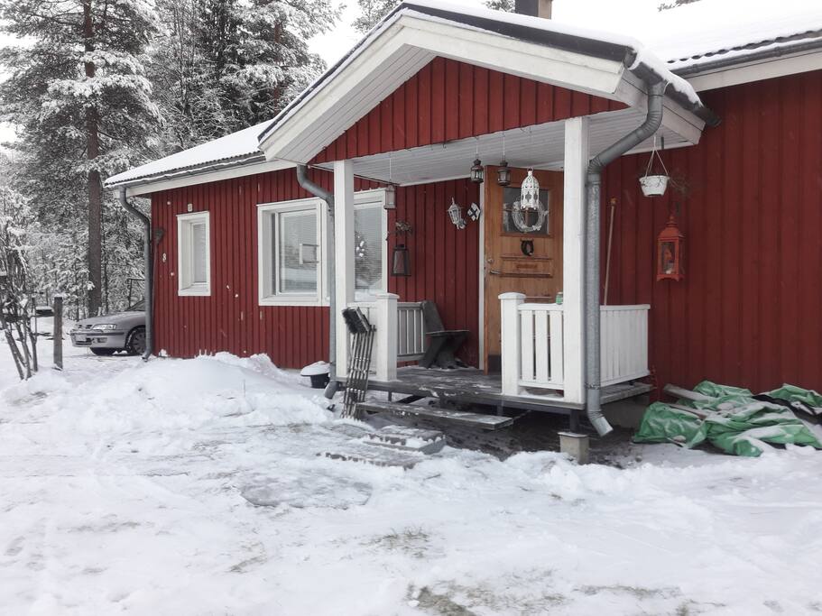Ulkokuva pihalta.