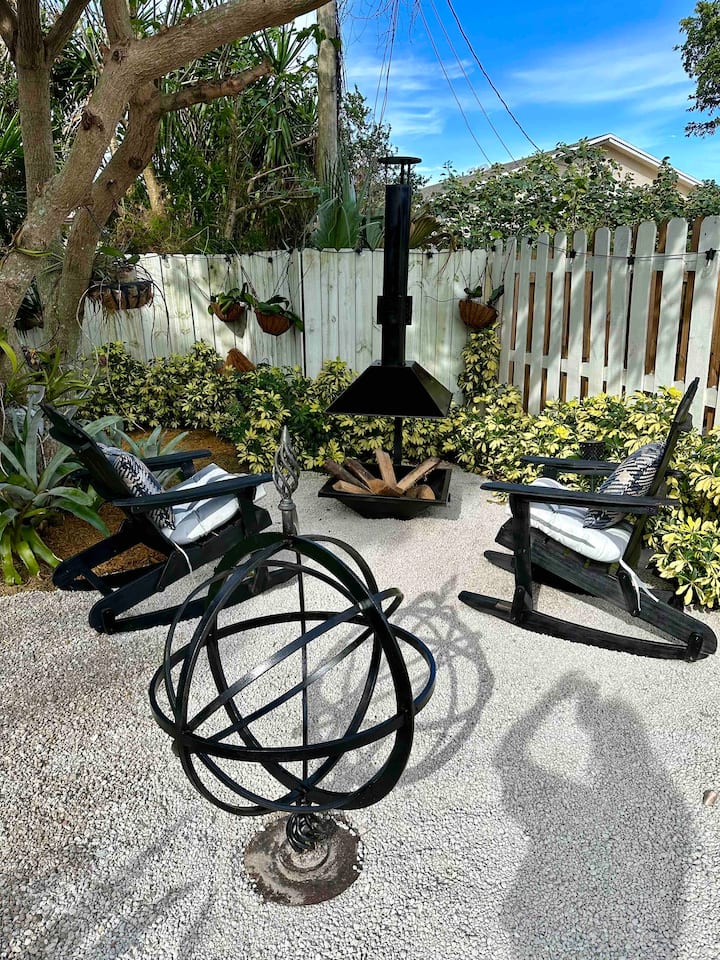 Lantana Retreat: King Bed + Queen Sleeper + Sauna - Boynton Beach, FL
