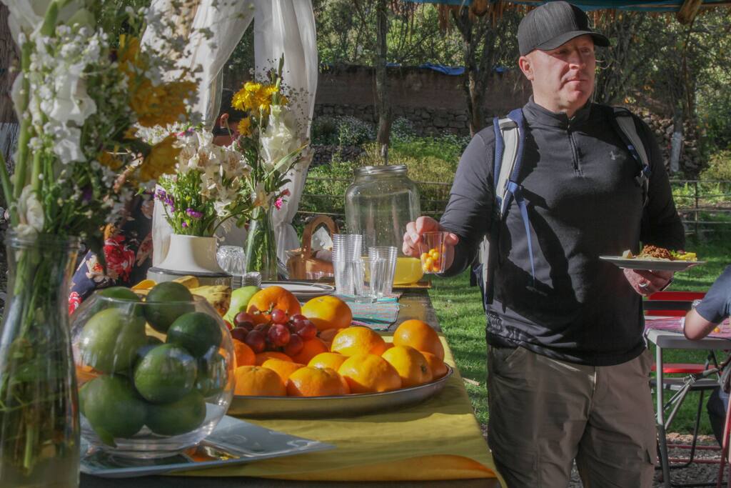 Ofrecemos servicio de restaurante con previa reserva con precios bastante cómodos.