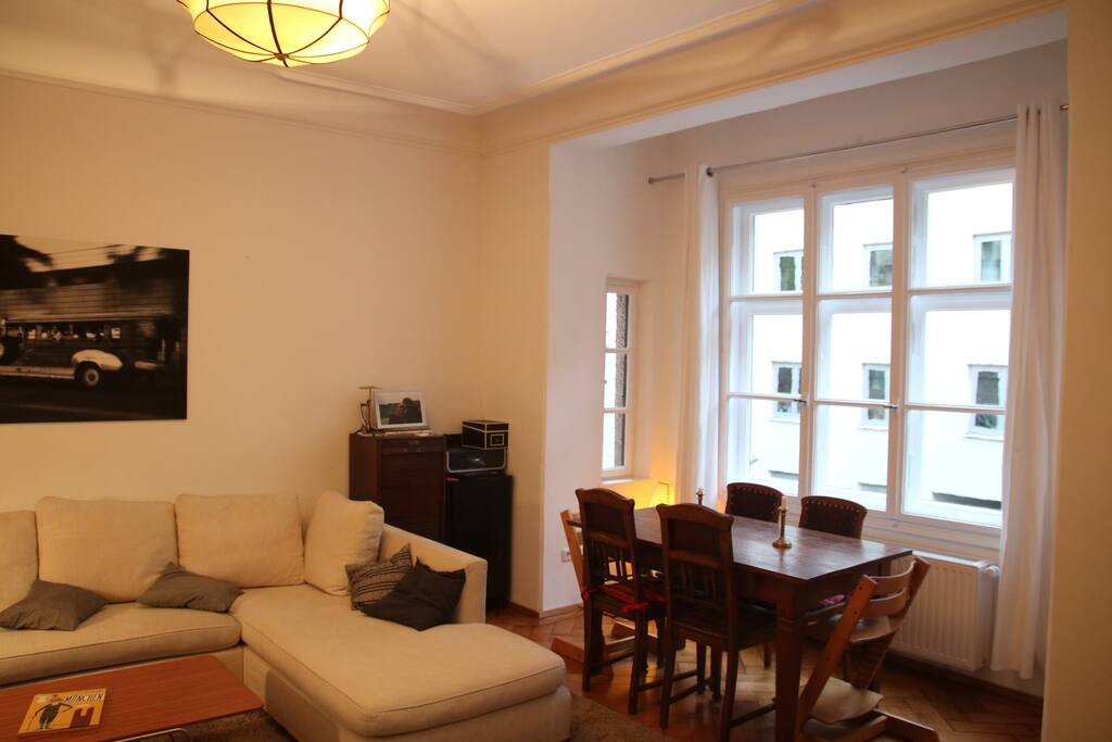 Esstisch im Wohnzimmer / Dining table in the living room