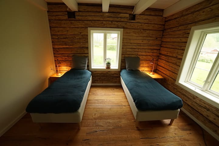 Chumba kidogo cha kulala 13 m2.
Vitanda viwili sentimita 200x90