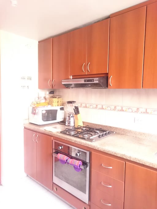 -Cocina. Totalmente equipada para que la uses cuando necesites. Te brindamos una alacena donde puedes guardar tus cosas para cocinar.
-Desayuno Básico: Te incluimos café Colombiano y arepa.