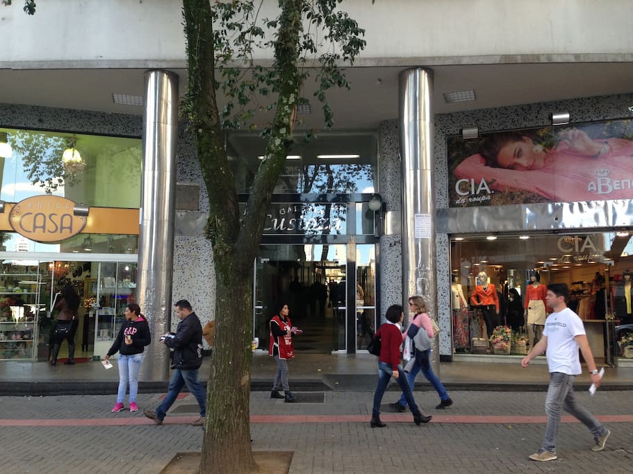 Entrada do prédio pela galeria Lustoza, outro lado é a Rua XV