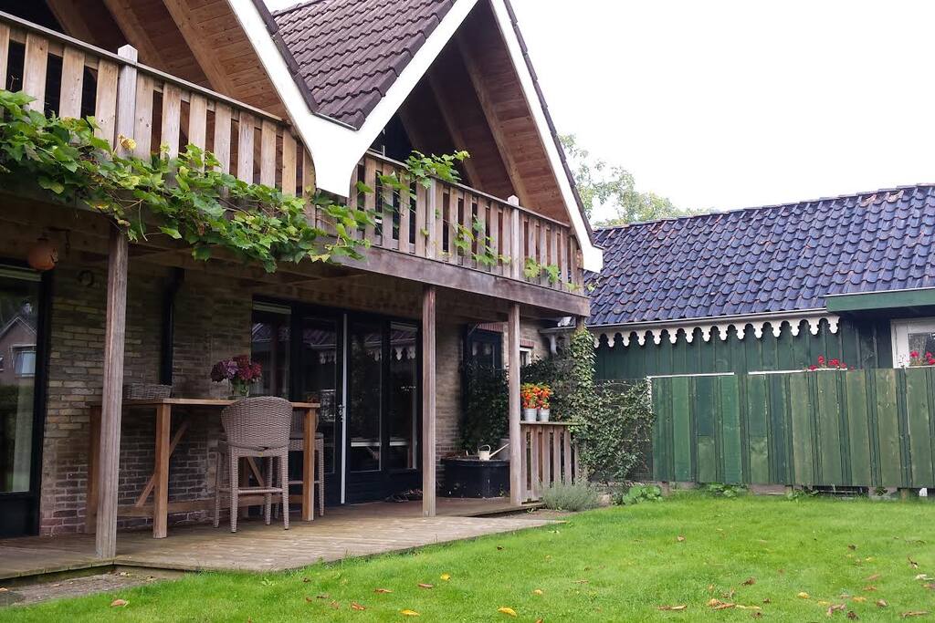 Onze woning met veranda en balkon. Rechts De Stookhutte.