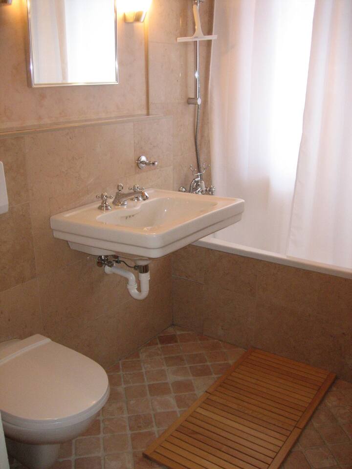 Quiet and Relaxing Room with own Bath