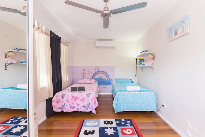 Chumba cha watu wawili kwa ajili ya watoto au watu wazima kwani kinaweza kubadilishwa kuwa sehemu ya mfalme kwa wanandoa