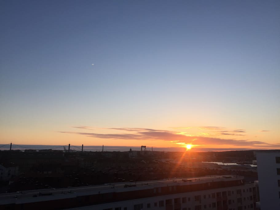 Stunning view of the Gothenburg harbour and Älvsborgsbron from your bedroom