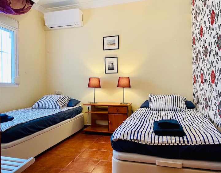 Спалня 2 с две единични легла 90x200, просто място за съхранение на дрехи и климатик