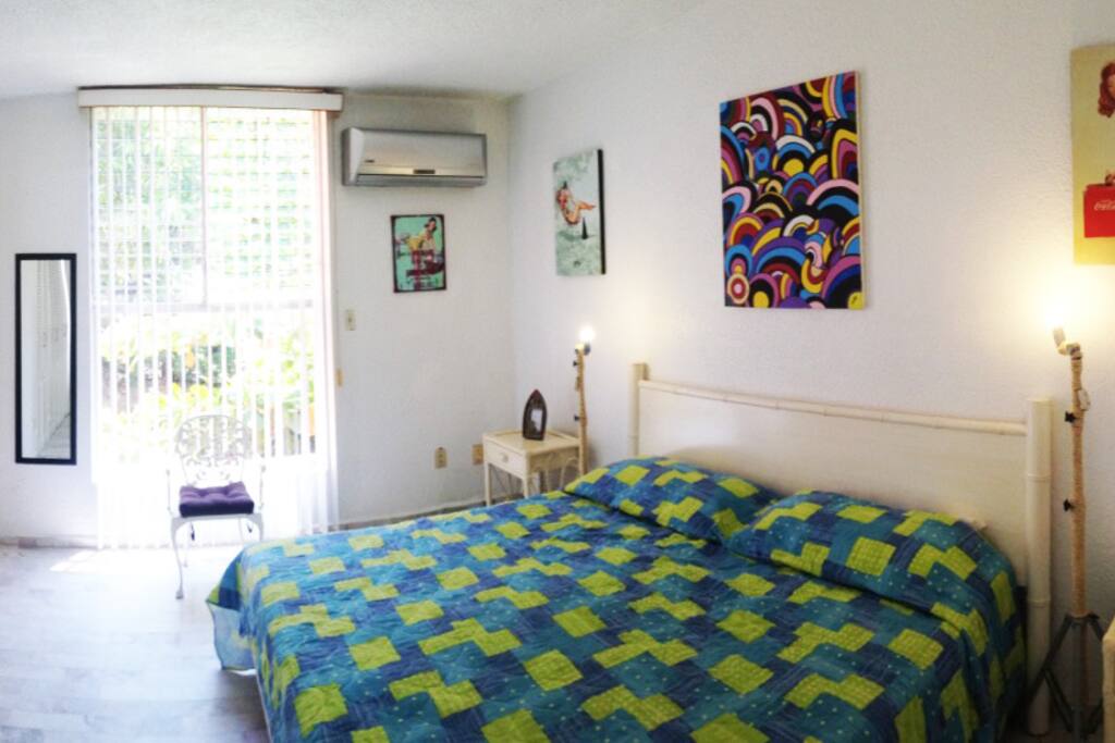 Recámara Principal, baño propio, Smart TV y antena para canales nacionales.