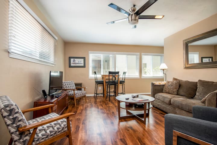 Pacific Beach 2br/1ba W/ Large Yard & Parking - San Diego, CA