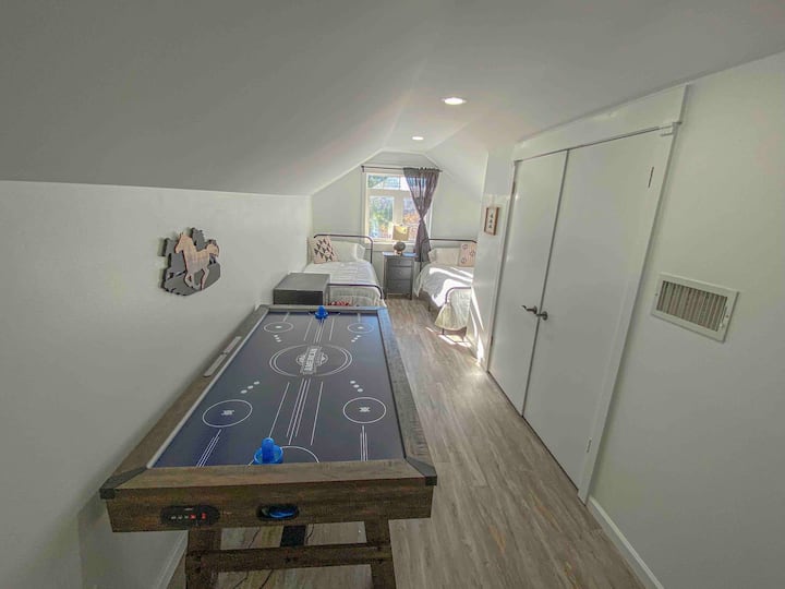 Tavolinë hokeji me ajër dhe dy krevate dyshe