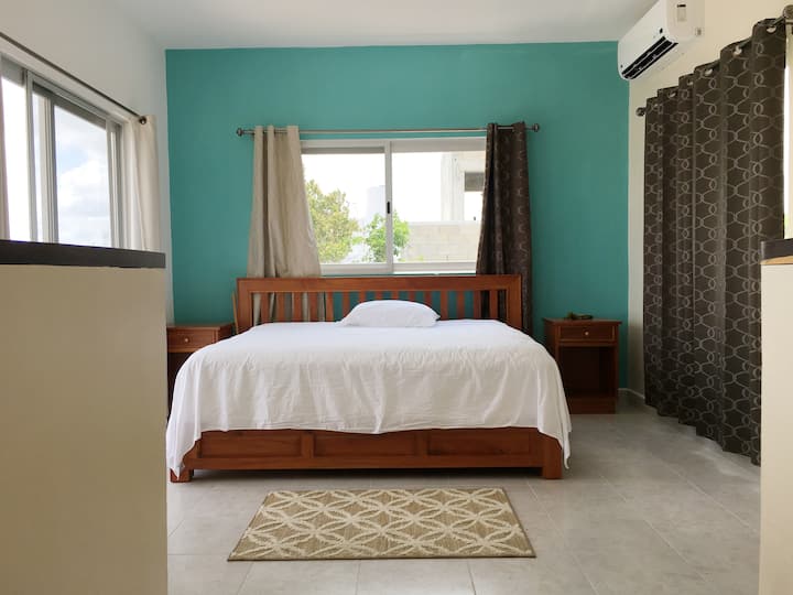 Cuarto dormitorio en el tercer piso con cama tamaño king
