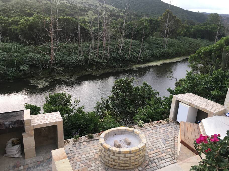 Jacuzzi, braai area and fire pit with bar fridge and awesome night lighting