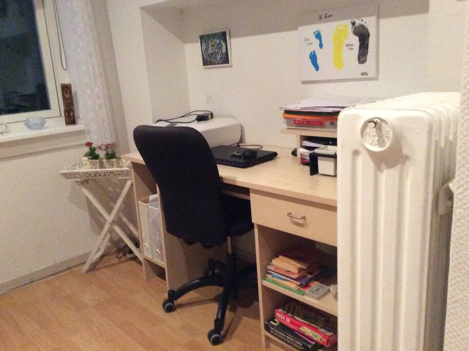Skrivebord på det lille værelse