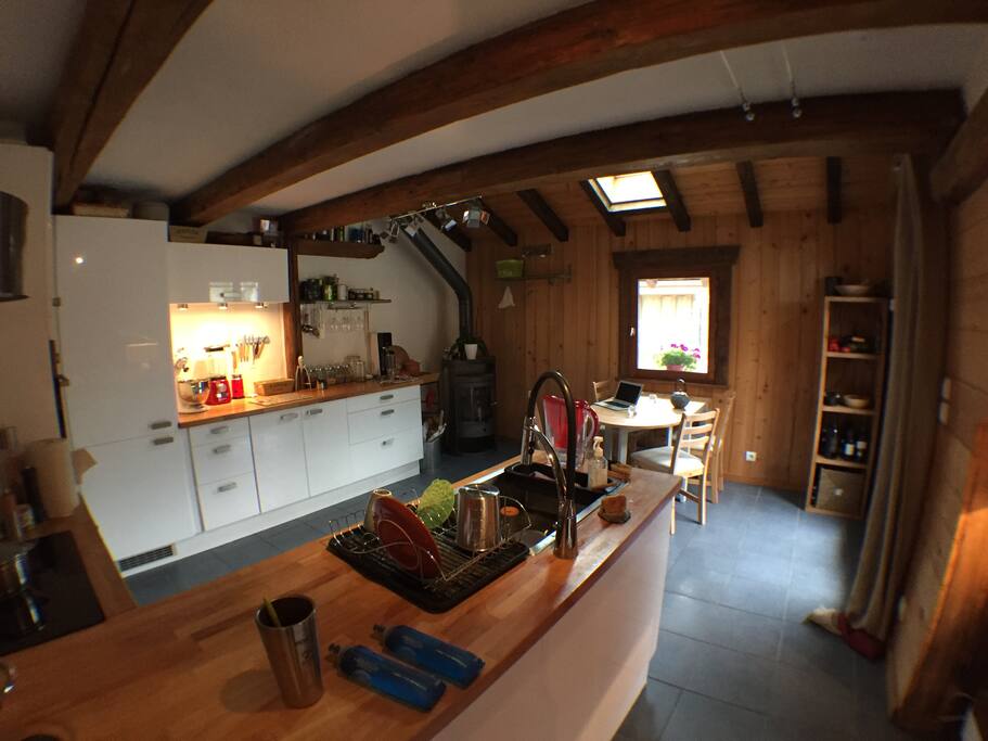 La cuisine, ouverte sur le salon