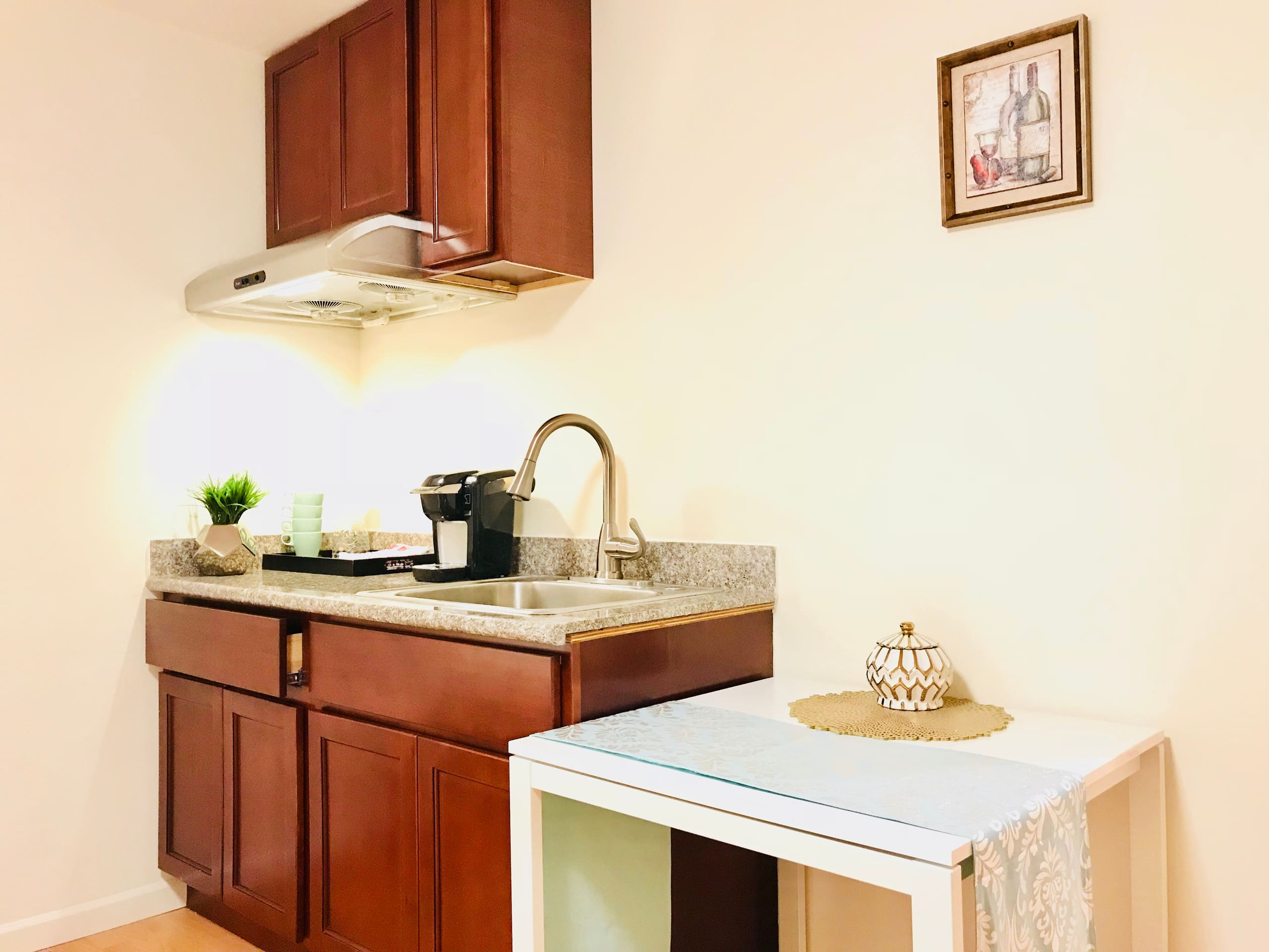 Relaxed 3B/2Ba Home with Private Parking - Image 44