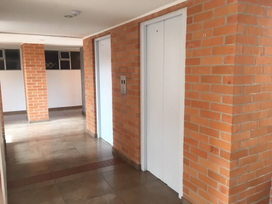Dos elevadores, piso sexto