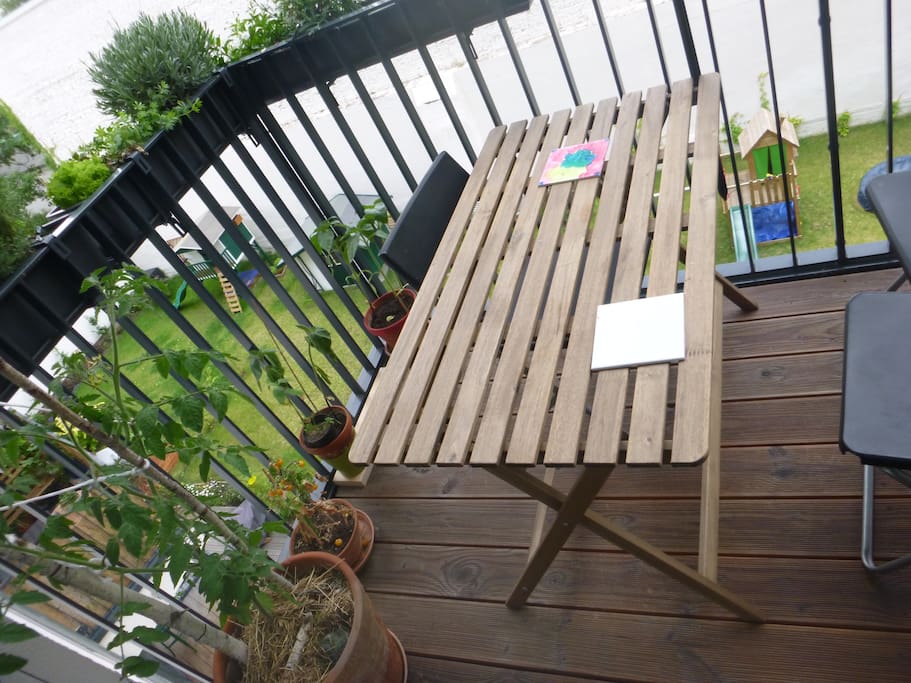 Ruhiger Balkon mit Kräutern