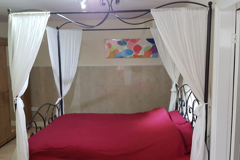 four poster bed