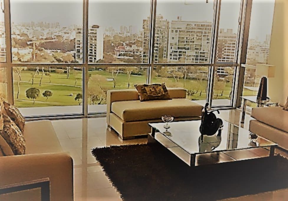 Sala con magnifica vista al Golf y en excelente ubicación.