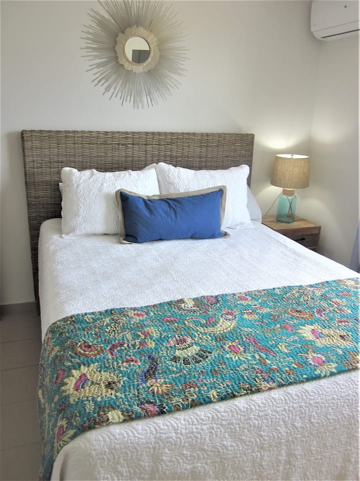 Dormitorio de invitados con cama tamaño queen