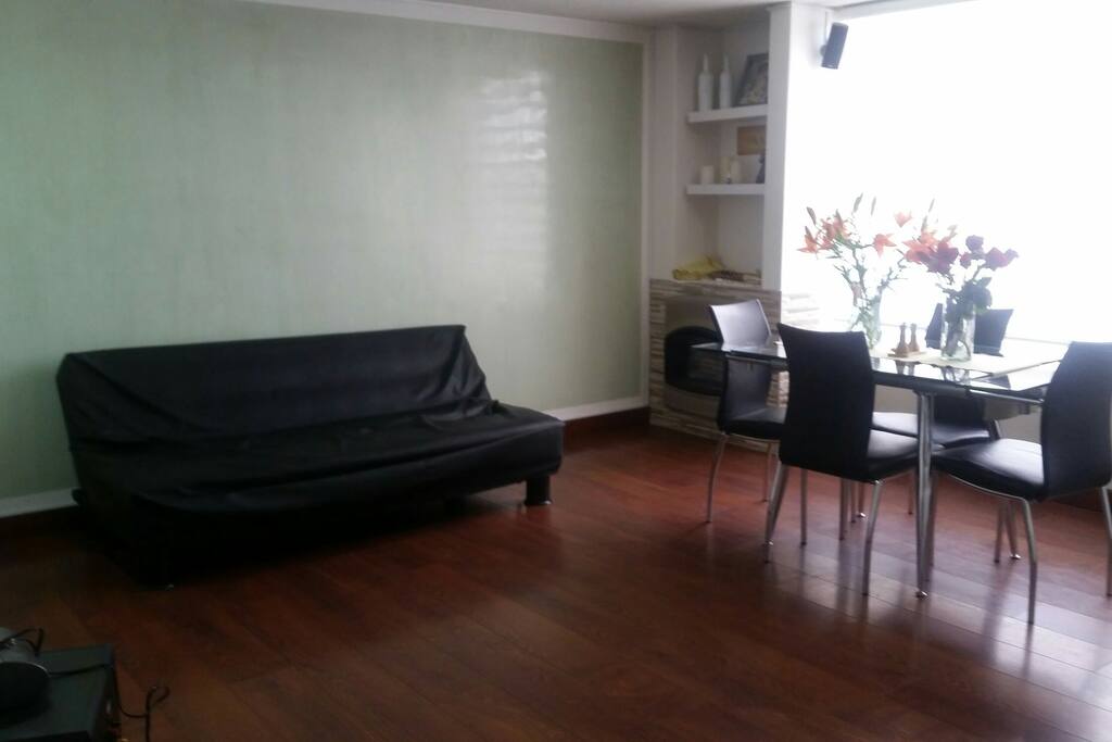 sala con chimenea y una excelente vista
