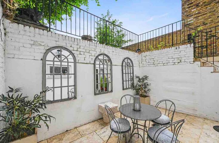 Beautiful 3 Bed/ 2 bath earls court-patio garden gallery image 3
