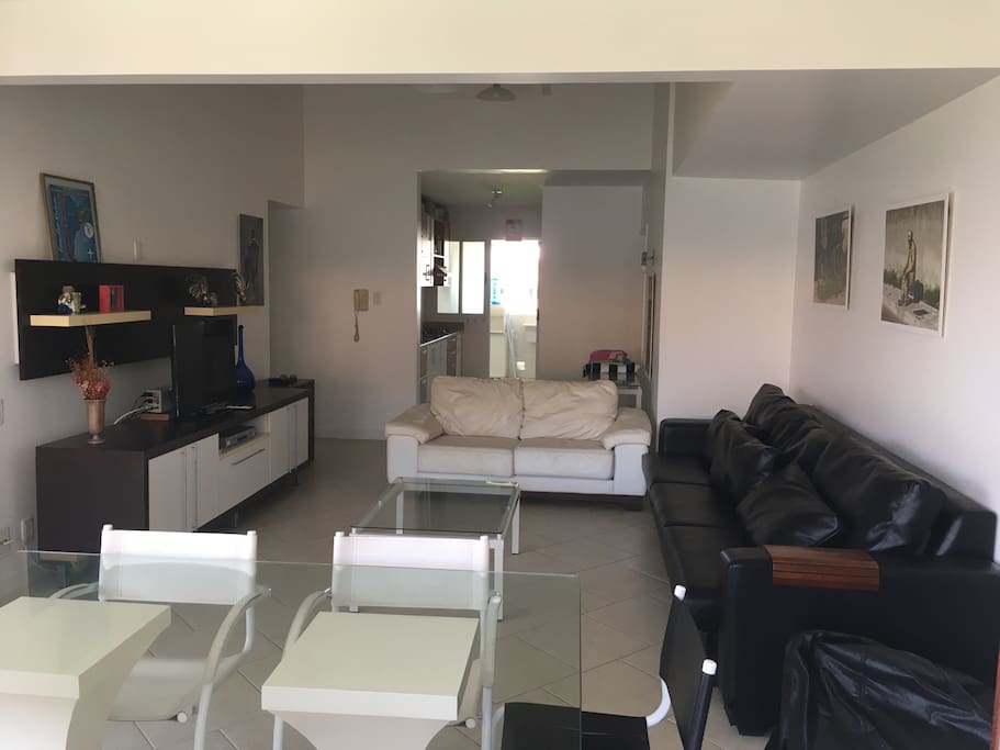 sala com a cozinha ao fundo.