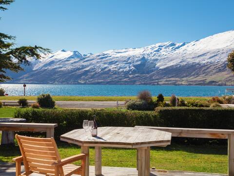 Kingston Villa with lake and mountain views.