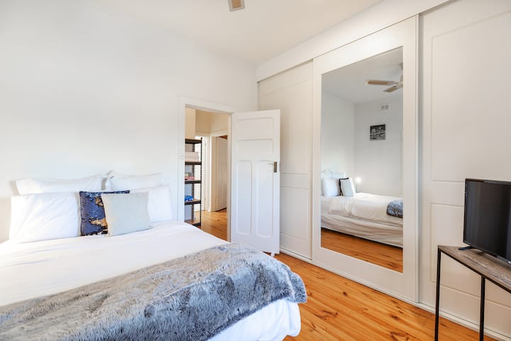 第二间卧室在右侧设有橱柜空间。