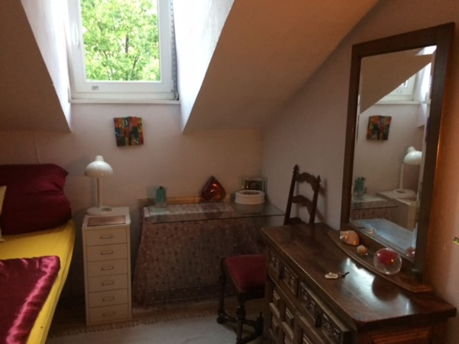 Gästezimmer- Fenster zum Kirchturm