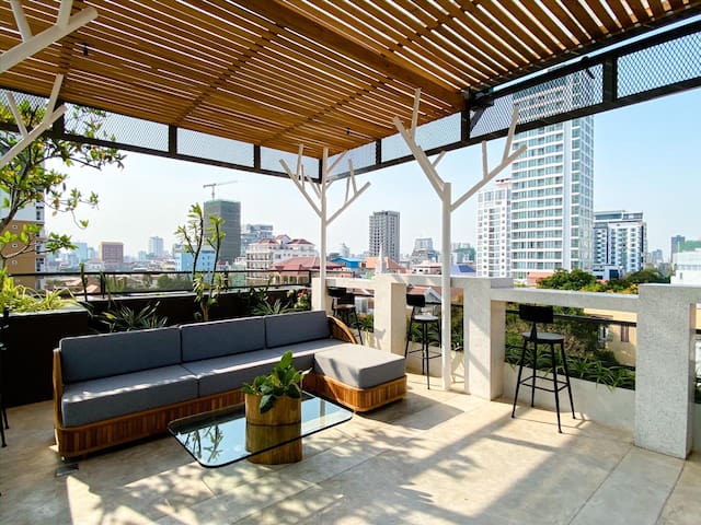 2BR APT w ROOFTOP & JACUZZI