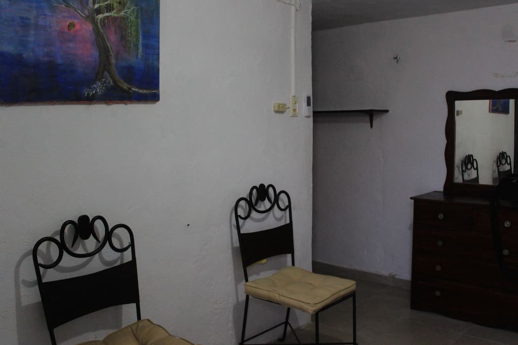 Dos sillas en la sala de la habitación.
