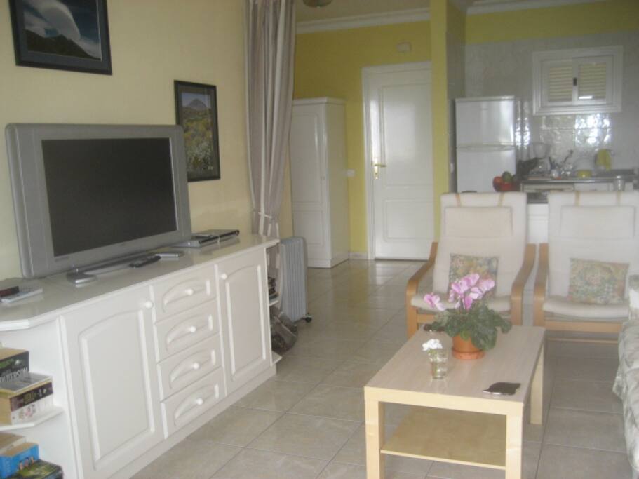 Salon con television en espanol, ingles y aleman