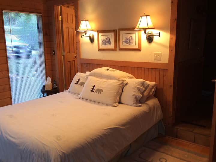 Chumba cha kulala cha Master kilicho na dari ya vault, bafu ya kibinafsi, bafu ya Jakuzi 