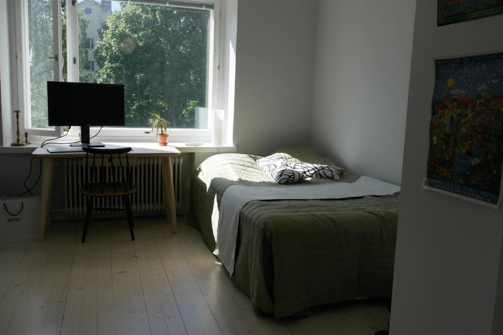 Private bedroom with a queen size (120 cm) bed