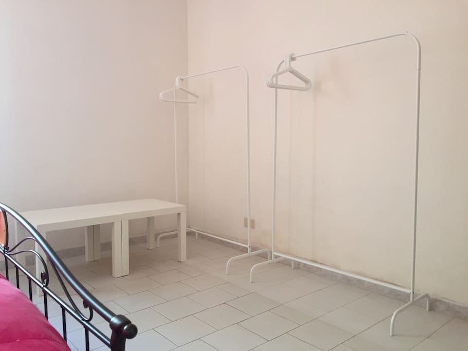 Stand e tavolini comodi e pratici nella stanza da letto