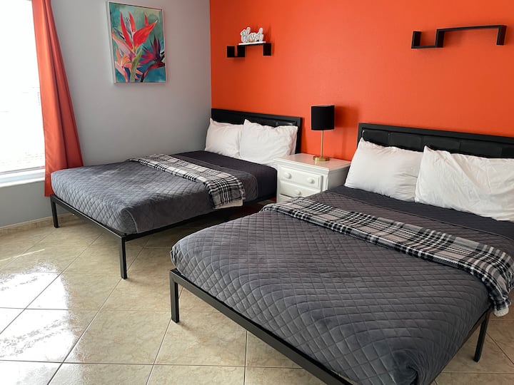 #2 Dormitorios

2 camas de tamaño completo
Vestidor
Smart TV