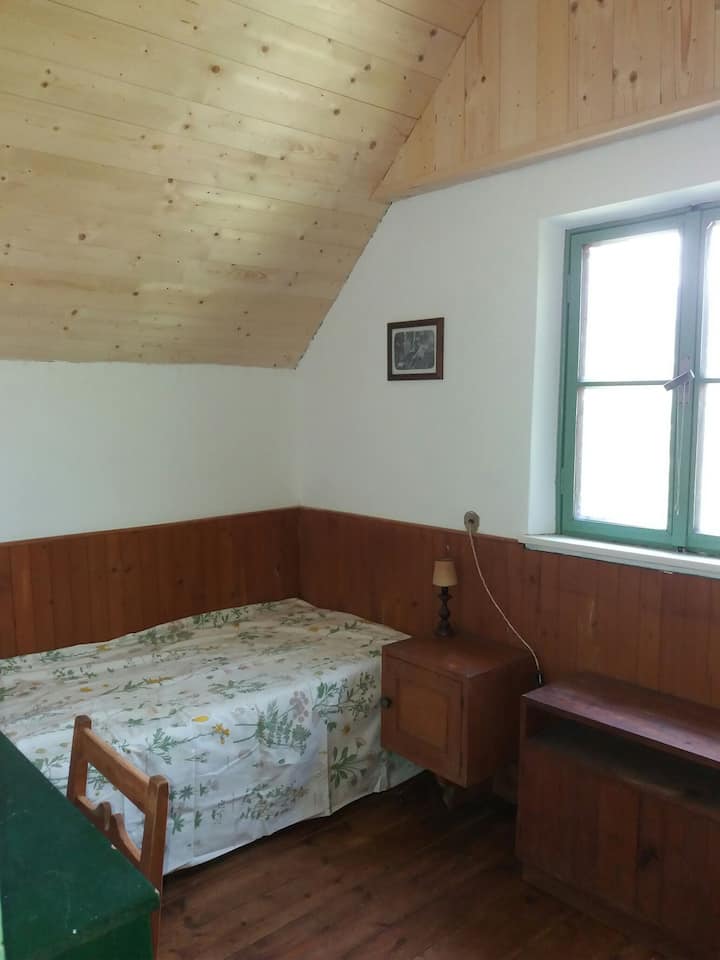 o quarto lápis, uma cama no primeiro andar.