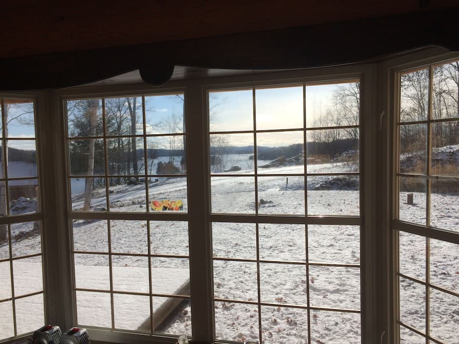 Vu sur le lac Simon de l'intérieur du chalet