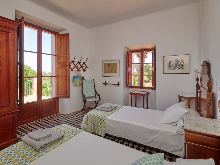 Soba na katu s izravnim izlazom na terasu i pogledom na planine