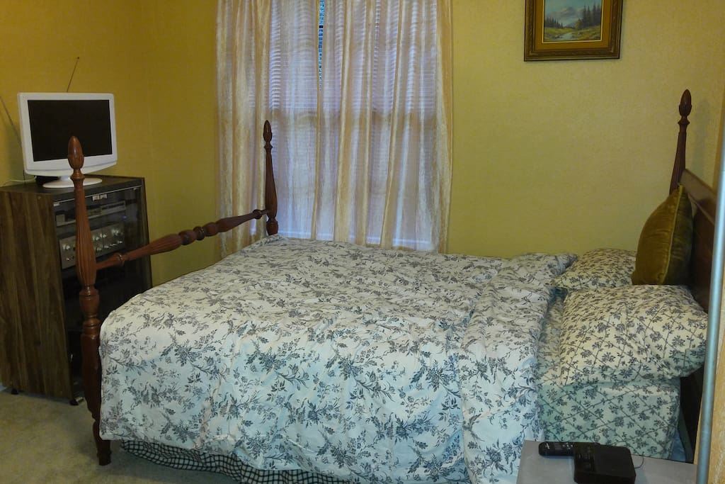 Full size bed, air program TV