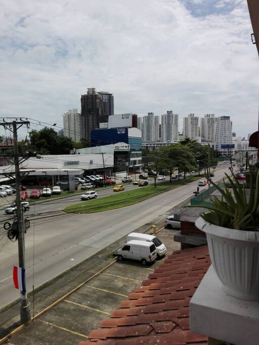 Ubicacion muy centrica, ciudad de Panama. Frente super mercado. Frente a acceso de taxis, buses. Area tranquila, segura del Centro de Ciudad de Panama. Alameda, cerca al Dorado Mall