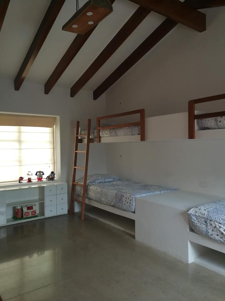 ห้องนอนพร้อมเตียง 4 เตียงขนาด 1.5 PL